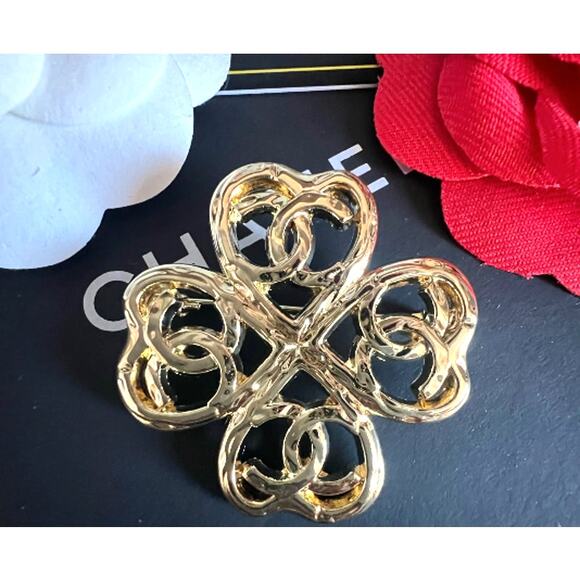 CHANEL CC Logo Heart Clover Brooch Light Gold Tone B21 K (CHXX003) - Picture 2 of 6